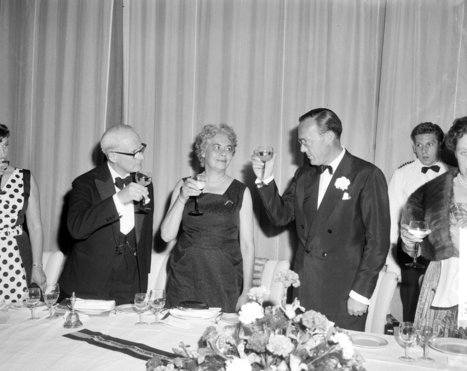 Koninklijke Nederlandse Vereniging Ons Leger biedt prins Bernhard , prins Maurit, Bestanddeelnr 914-0470