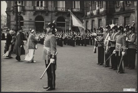 Koninklijk huis, prinsen, koninginnen, recepties, erewachten, vaandels, muziekko, Bestanddeelnr 016-1139
