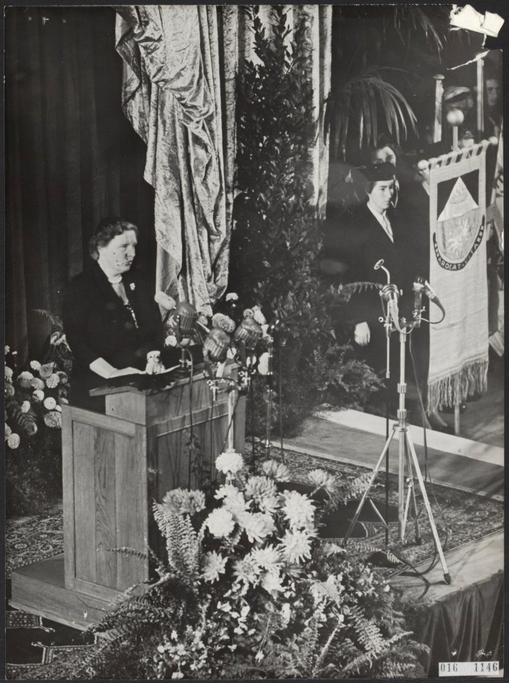 Koninklijk huis, prinsen, koninginnen, redevoeringen, bloemen, Juliana, koningin, Bestanddeelnr 016-1146