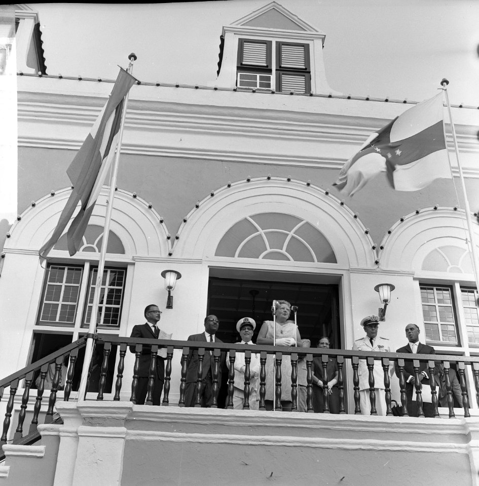Koninklijk bezoek aan Curaçao. Aubade aan de koningin in Willemstad, Bestanddeelnr 918-2652