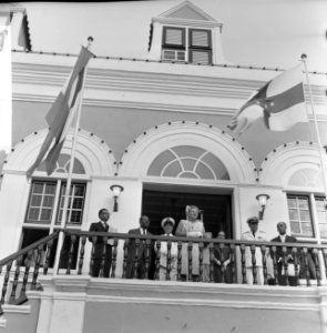 Koninklijk bezoek aan Curaçao. Aubade aan de koningin in Willemstad, Bestanddeelnr 918-2652 photo