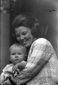Koninginnedag. Prinses Beatrix en prins Willem Alexander achter raam, Bestanddeelnr 921-3060