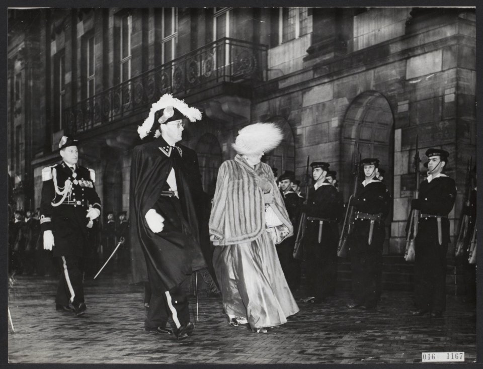 Koninklijk huis, prinsen, koninginnen, recepties, inspecties, erewachten, Bernha, Bestanddeelnr 016-1167
