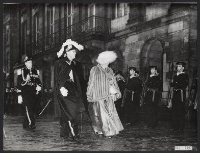 Koninklijk huis, prinsen, koninginnen, recepties, inspecties, erewachten, Bernha, Bestanddeelnr 016-1167