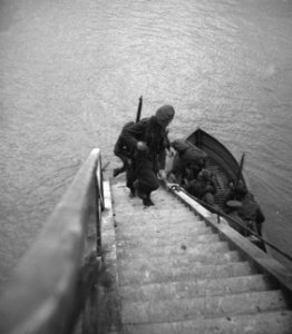 Koninklijke Nederlandse Brigade Prinses Irene. Normandië. Soldaten beklimmen een, Bestanddeelnr 934-9695