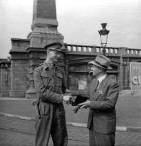 Koninklijke Nederlandse Prinses Irene Brigade in Brussel. Nederlandse officier k, Bestanddeelnr 934-9715