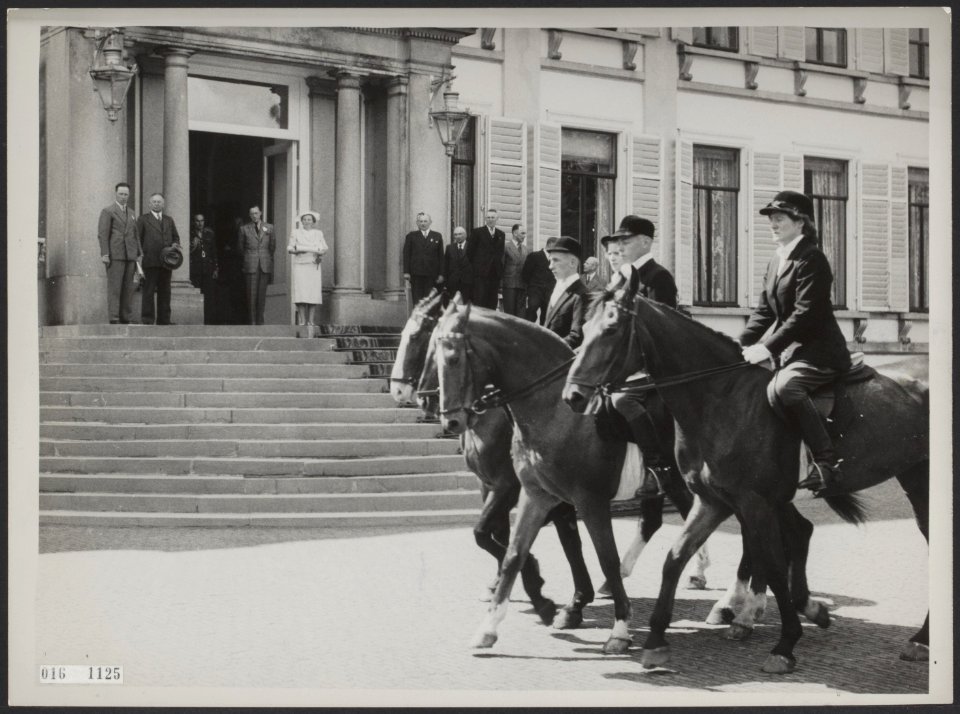 Koninklijk huis, prinsen, koninginnen, defiles, paardensport, ruiters, documente, Bestanddeelnr 016-1125