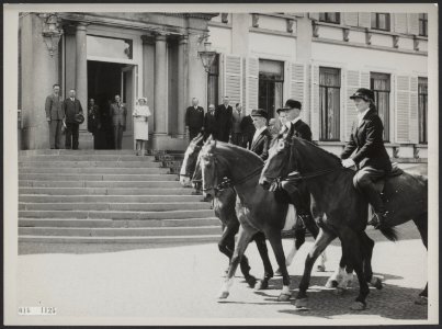 Koninklijk huis, prinsen, koninginnen, defiles, paardensport, ruiters, documente, Bestanddeelnr 016-1125