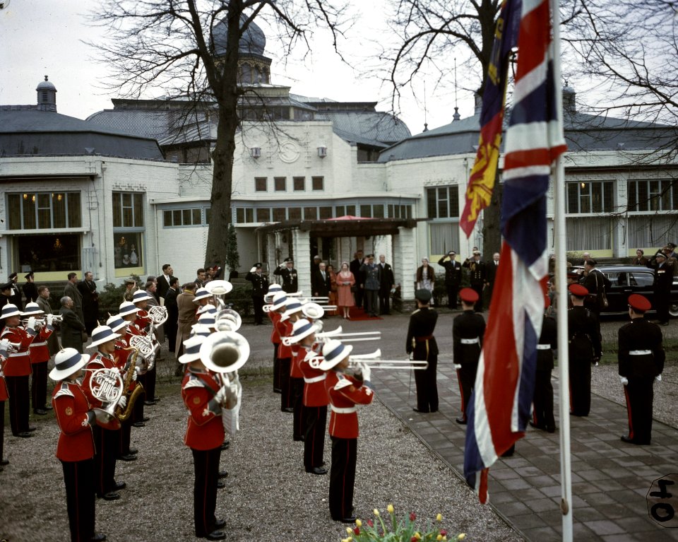 Koninginnen, prinsen, muziekkorpsen, vlaggen, Elisabeth, Philip, Bestanddeelnr 254-7277