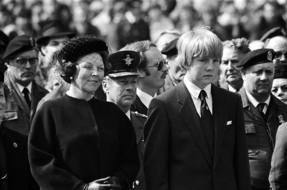 Koninginnen, prinsen, dodenherdenkingen, kransleggingen, Bestanddeelnr 932-5815