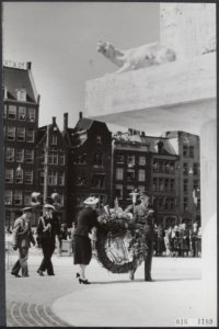 Koninklijk huis, prinsen, koninginnen, onthullingen, monumenten, kransleggingen,, Bestanddeelnr 016-1189
