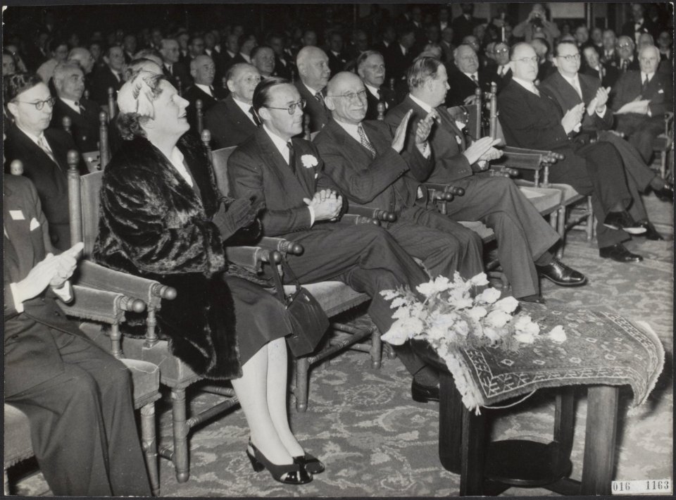 Koninklijk huis, prinsen, koninginnen, openingen, congressen, ministers, publiek, Bestanddeelnr 016-1163