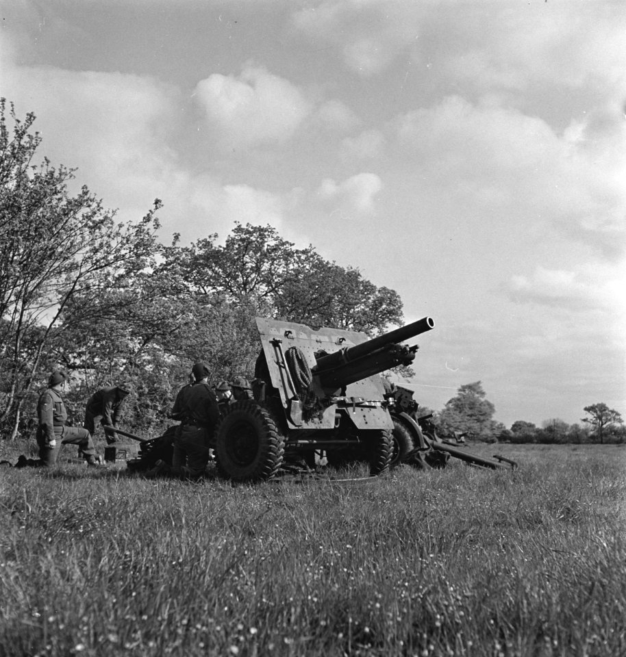 Koninklijke Nederlandse Brigade Prinses Irene in training. 25-ponder in positie, Bestanddeelnr 934-9625