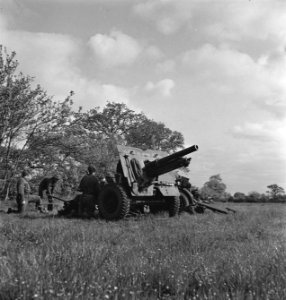 Koninklijke Nederlandse Brigade Prinses Irene in training. 25-ponder in positie, Bestanddeelnr 934-9625
