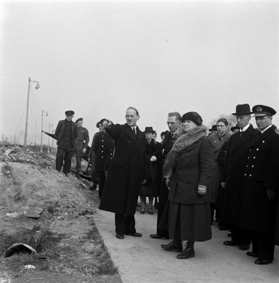 Koningn Wilhelmina krijgt uitleg van ir. Van de Velde van Rijkswaterstaat bij de , Bestanddeelnr 900-4033