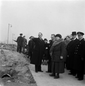 Koningn Wilhelmina krijgt uitleg van ir. Van de Velde van Rijkswaterstaat bij de , Bestanddeelnr 900-4033