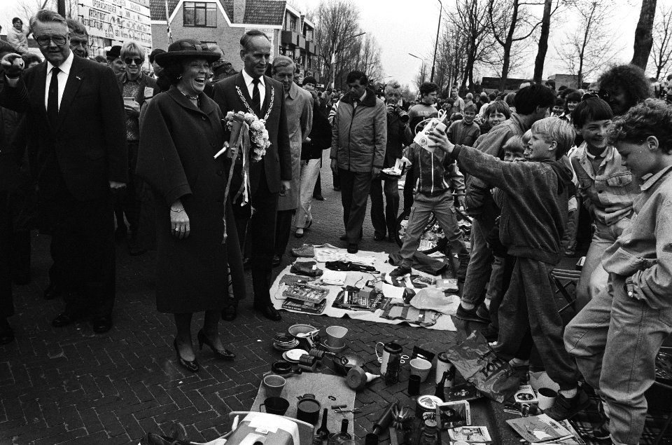 Koninklijk bezoek in Callantsoog Hare Majesteit krijgt iets te koop aangeboden , Bestanddeelnr 933-3111
