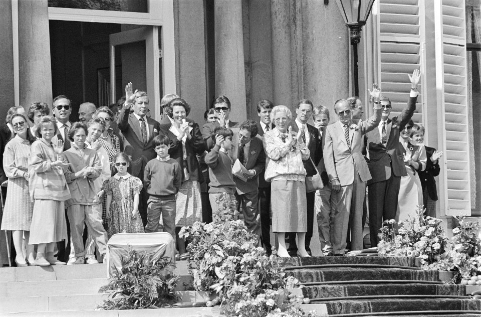 Koninginnedag 1987 gehele Koninklijke familie op bordes Paleis Soestdijk, Bestanddeelnr 933-9666