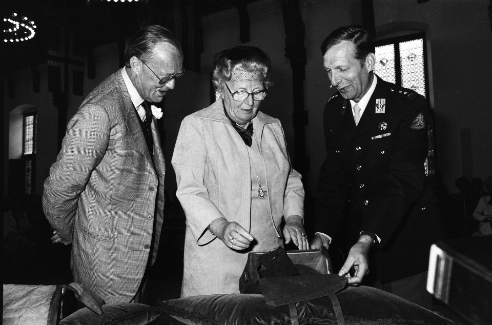 Koninginnen, tentoonstellingen, openingen, prinsen, Juliana, koningin, Bernhard,, Bestanddeelnr 930-3144