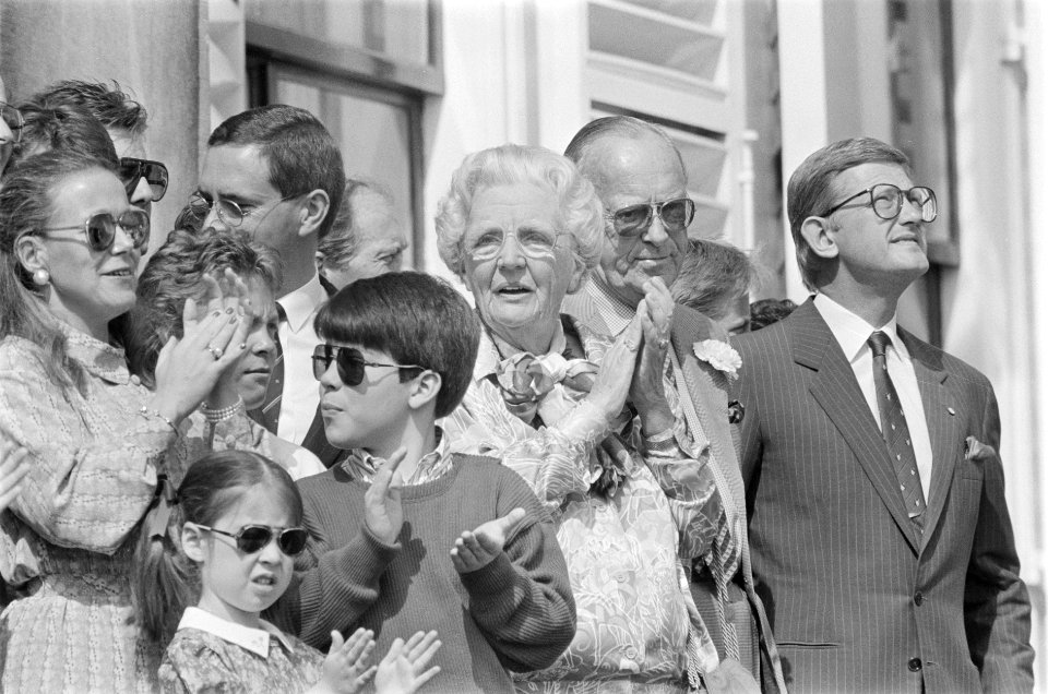 Koninginnedag 1987 deel Koninklijke familie op bordes Soestdijk, Bestanddeelnr 933-9683