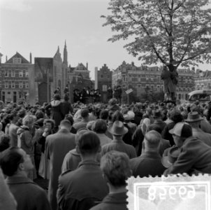 Koninginnedag Rotterdam. Wagenspel van Anna Blaman Coster man oproer opgevoerd, Bestanddeelnr 908-5669
