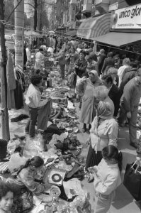 Koninginnedag 1986 vrijmarkt in Amsterdam drukte op Ceintuurbaan, Bestanddeelnr 933-6426
