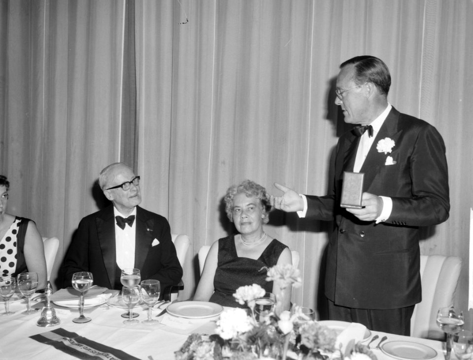 Koninklijke Nederlandse Vereniging Ons Leger biedt prins Bernhard , prins Maurit, Bestanddeelnr 914-0467
