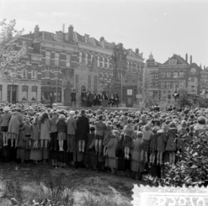 Koninginnedag Rotterdam. Wagenspel van Anna Blaman Coster man oproer opgevoerd, Bestanddeelnr 908-5670