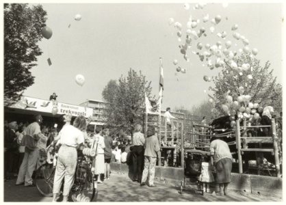 Koninginnedag 1990 bij basisschool De Trekvogels. NL-HlmNHA 54031536