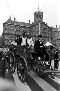 Koninginnedag van de arbeid , Durmes boerin-koningin op boerenkar op de Dam in, Bestanddeelnr 929-6950