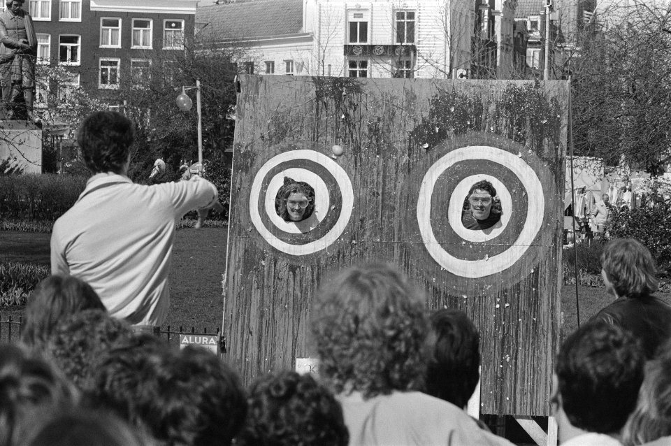 Koninginnedag 1986 vrijmarkt in Amsterdam jongens op Rembrandtsplein laten zic, Bestanddeelnr 933-6429