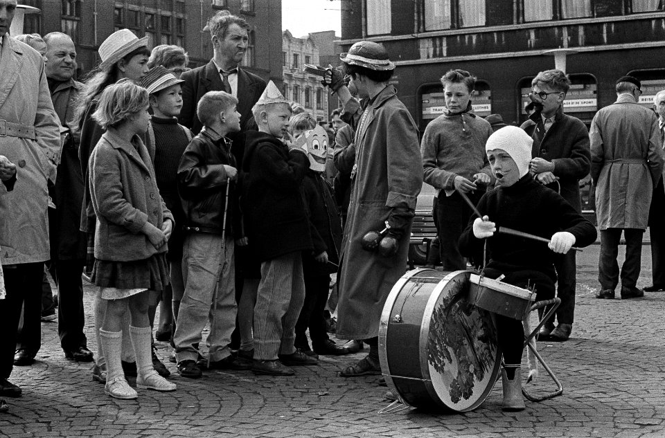 Koninginnedag in Amsterdam, jonge Amsterdammertjes met feestneuzen op, op de Dam, Bestanddeelnr 915-1070