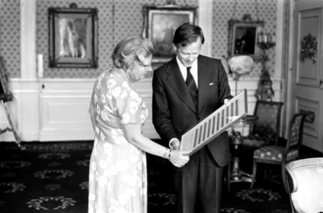 Koninginnen, staatssecretarissen, postzegels, herdenkingen, Hulten, Michel van, , Bestanddeelnr 927-8996