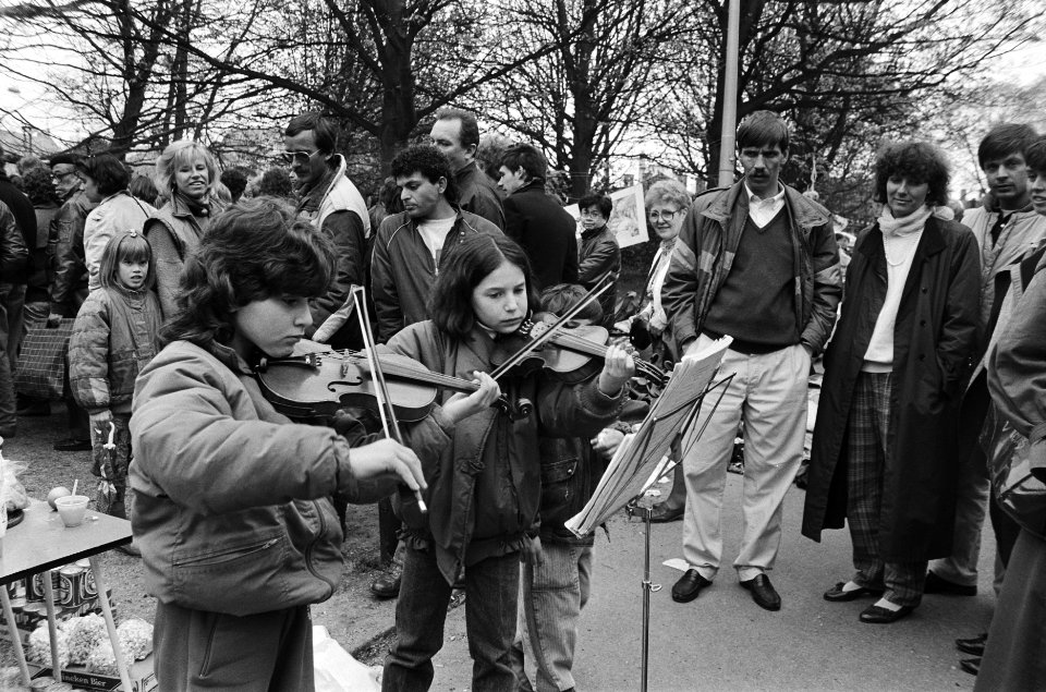 Koninginnedag in Amsterdam twee meisjes spelen viool in Vondelpark, Bestanddeelnr 933-3120