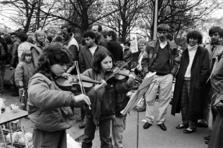 Koninginnedag in Amsterdam twee meisjes spelen viool in Vondelpark, Bestanddeelnr 933-3120