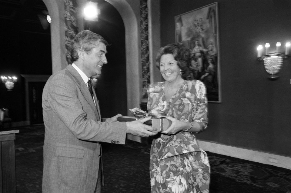 Koninginnedag Koningin Beatrix ontvangt van premier Lubbers film De wording i, Bestanddeelnr 934-2403