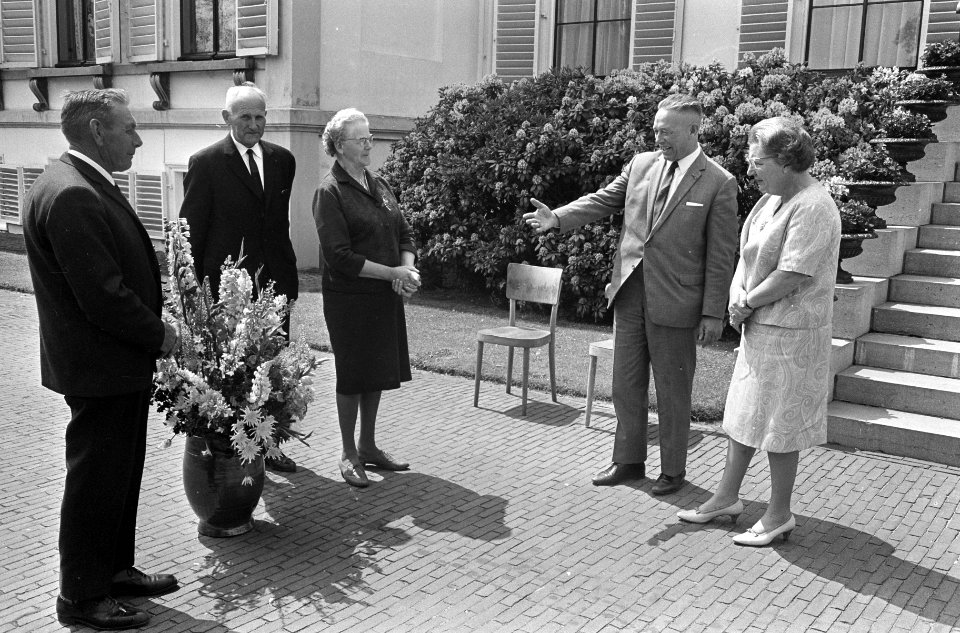 Koninginnen, paleizen, ontvangsten, ouderen, bejaarden, Juliana, koningin, Utrec, Bestanddeelnr 920-4155