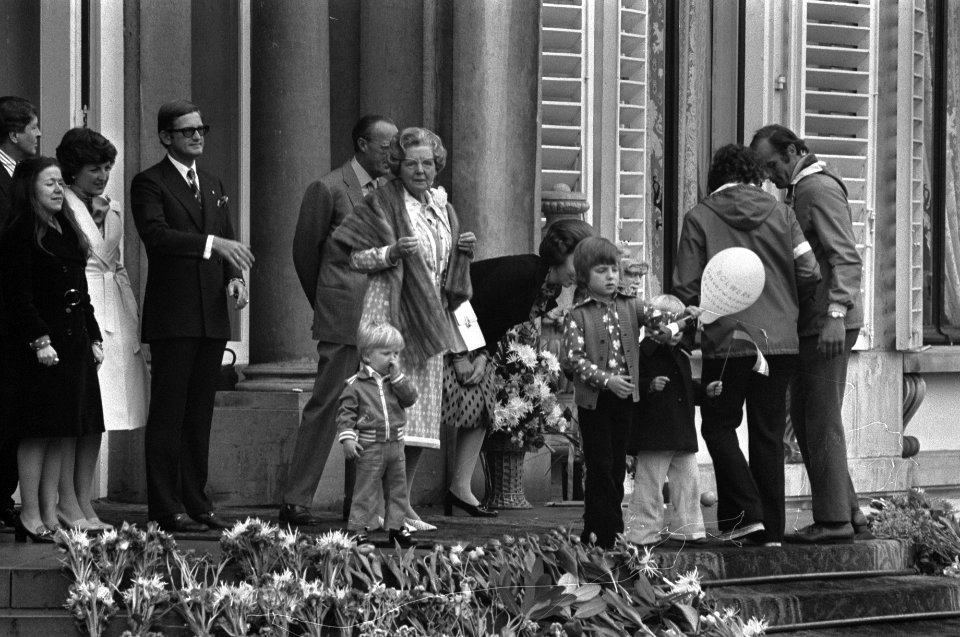 Koninginnedag op Soestdijk Koninklijke familie op bordes Koninklijke familie me, Bestanddeelnr 927-1606