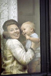Koninginnedag Prinses Beatrix met Prins Willem Alexander achter venster van Pal, Bestanddeelnr 254-8076