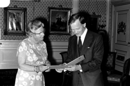 Koninginnen, staatssecretarissen, postzegels, herdenkingen, Hulten, Michel van, , Bestanddeelnr 927-8998