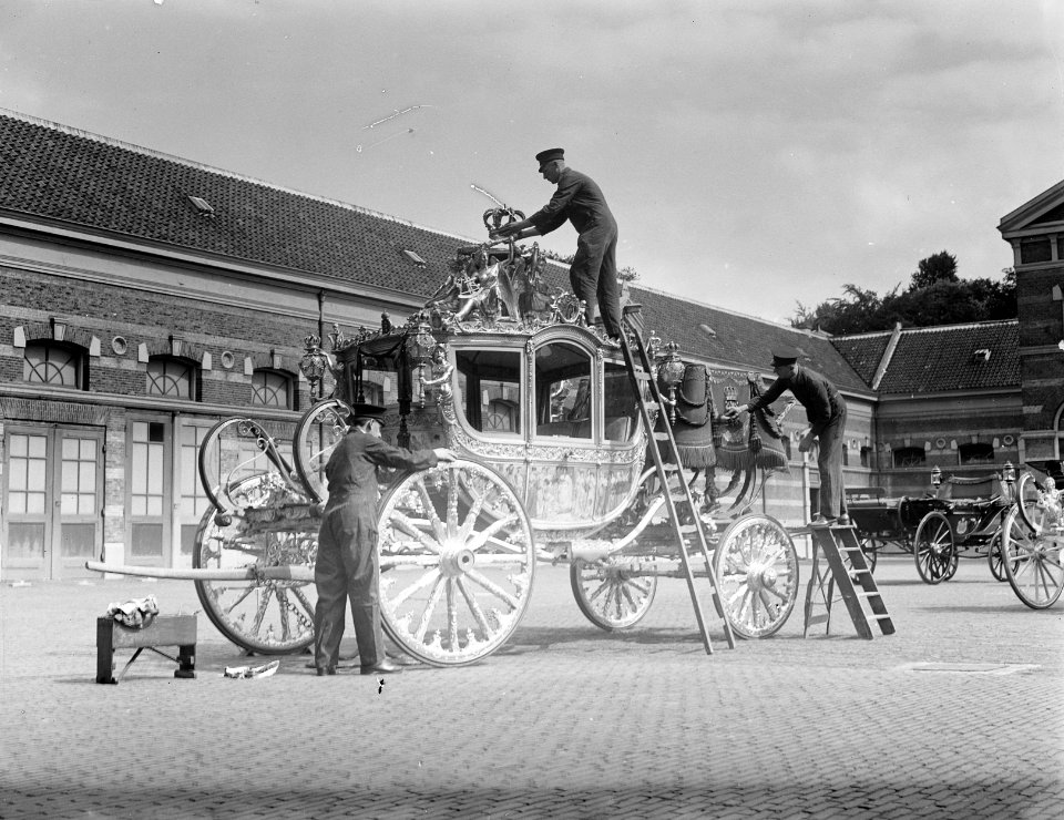 Koninklijks Stallen te Den Haag. Gouden Koets wordt schoongemaakt, Bestanddeelnr 902-8922