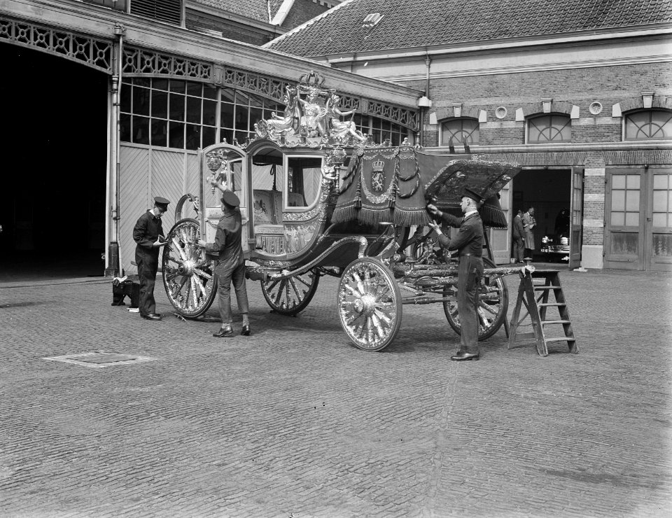 Koninklijks Stallen te Den Haag. Gouden Koets wordt schoongemaakt, Bestanddeelnr 902-8924