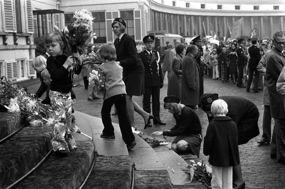 Koninginnedag op Soestdijk mensen leggen bloemen op trap, Bestanddeelnr 927-1599