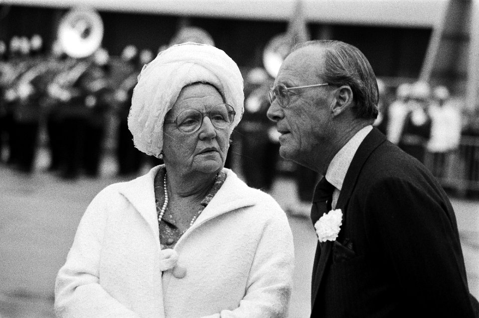 Koninginnen, prinsen, aankomst en vertrek, staatsbezoeken, Bernhard, prins, Juli, Bestanddeelnr 930-2322