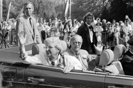 Koninginnedag 1987 Prinses Juliana en Prins Bernhard tijdens rijtoer buiten Soe, Bestanddeelnr 933-9665