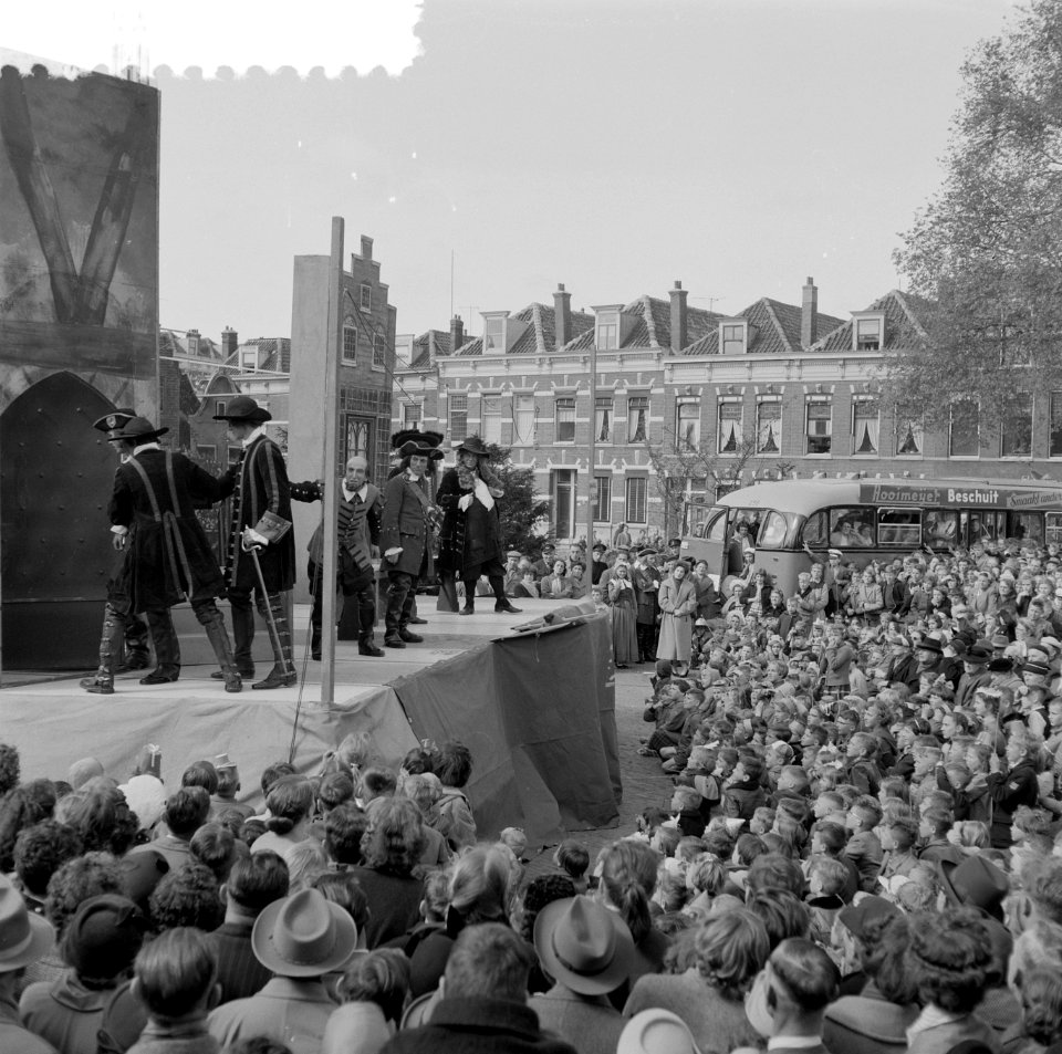 Koninginnedag Rotterdam. Wagenspel van Anna Blaman Coster man oproer opgevoerd, Bestanddeelnr 908-5671