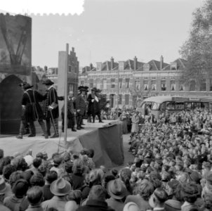 Koninginnedag Rotterdam. Wagenspel van Anna Blaman Coster man oproer opgevoerd, Bestanddeelnr 908-5671