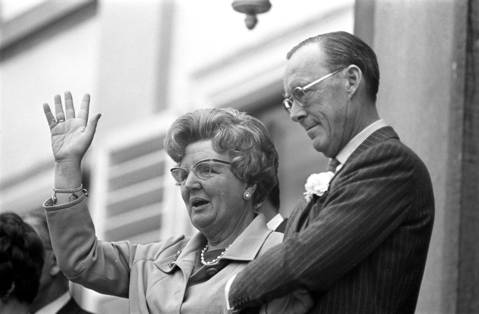 Koninginnedag tijdens defilé zwaait koningin Juliana naar menigte, naast haar pr, Bestanddeelnr 921-2990