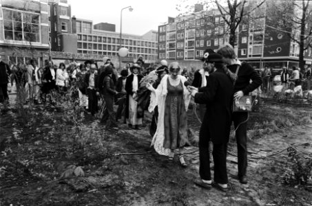 Koninginnedag van de arbeid , Durmes boerin-koningin op boerenkar op Waterloop, Bestanddeelnr 929-6951