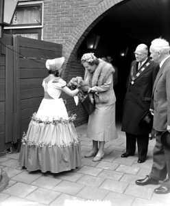 Koninklijk bezoek aan Leiden. Aanbieding van bloemen aan Koningin Juliana t.g.v., Bestanddeelnr 906-4764